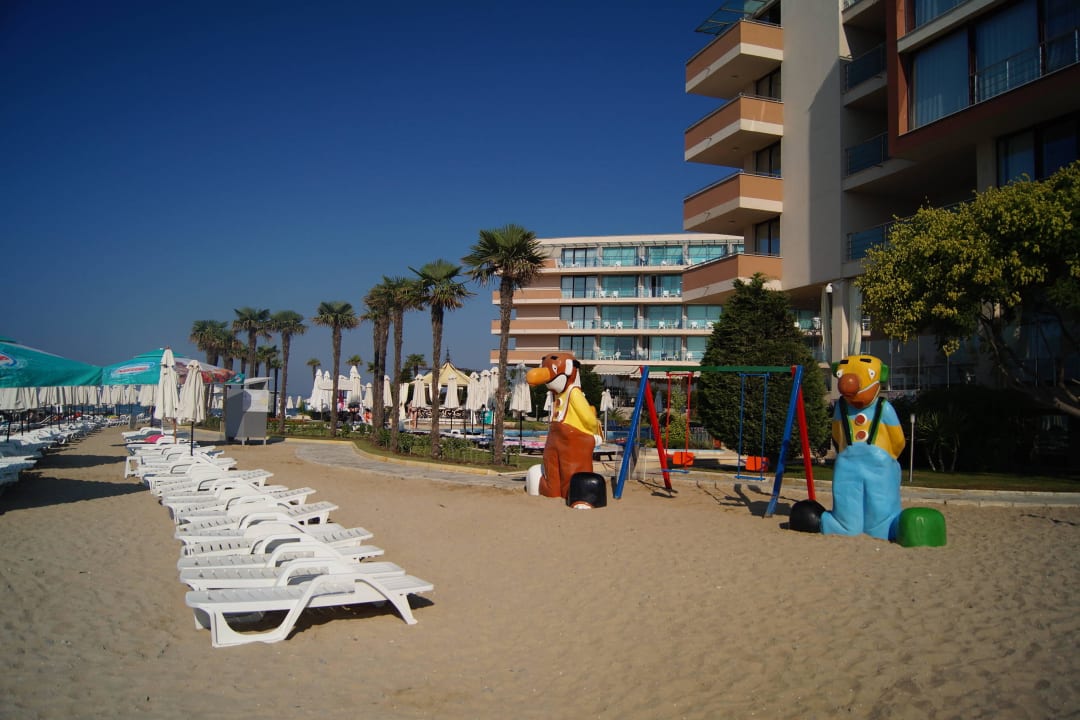 The beach with a corner for kids Hotel Zornitza Sands