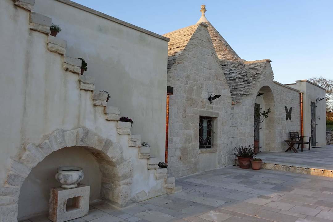 Blick auf Trullo mit Eingang B&B Podere Papilio