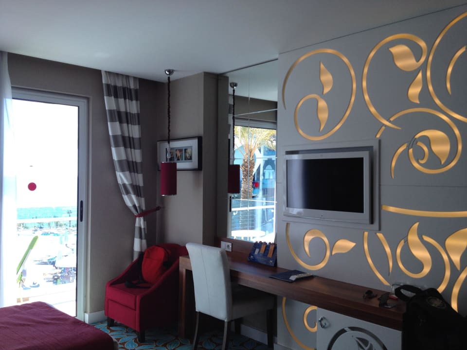 Großes Zimmer mit Balkon und TV Vikingen Infinity Resort & Spa