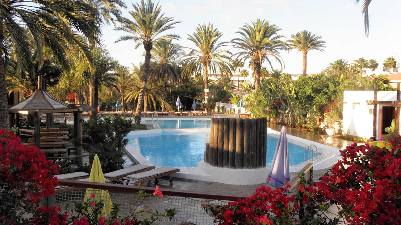 Pool in subtropischer Umgebung HL Miraflor Suites Hotel