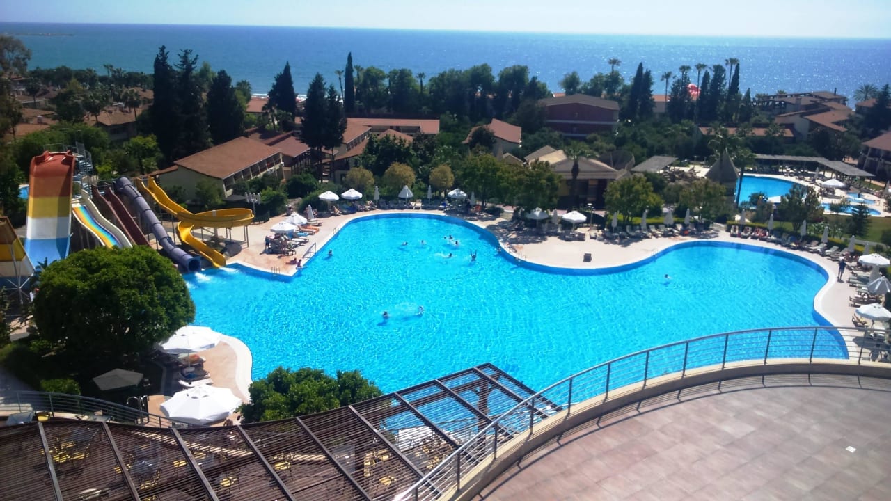 Вид на ресторан, бассейн и пляж Horus Paradise Luxury Resort & Club
