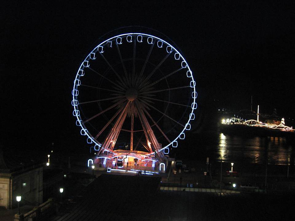 Abendlicher Ausblick auf das Riesenrad am Meer Hotel Atlantic Seafront