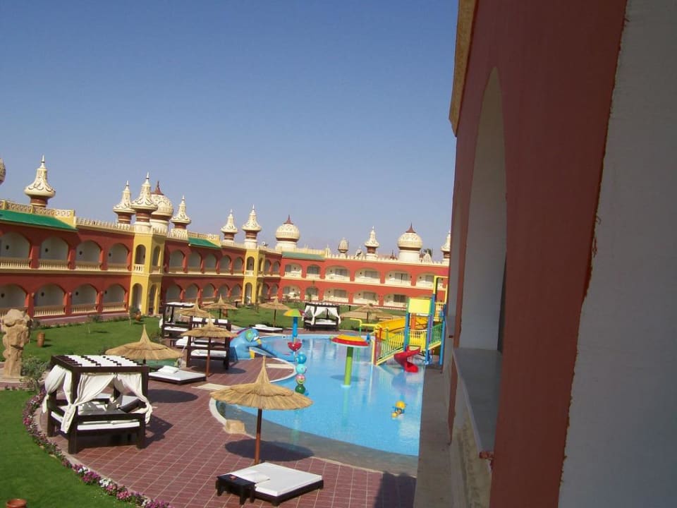 Widok na basen dla dzieci Pickalbatros Alf Leila Wa Leila Resort - Neverland Hurghada