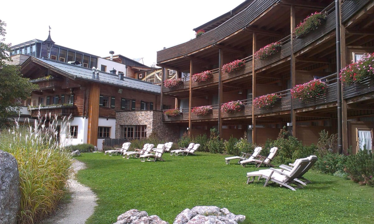 Älterer Hotelanbau mit der alten Forsthofalm links Holzhotel Forsthofalm