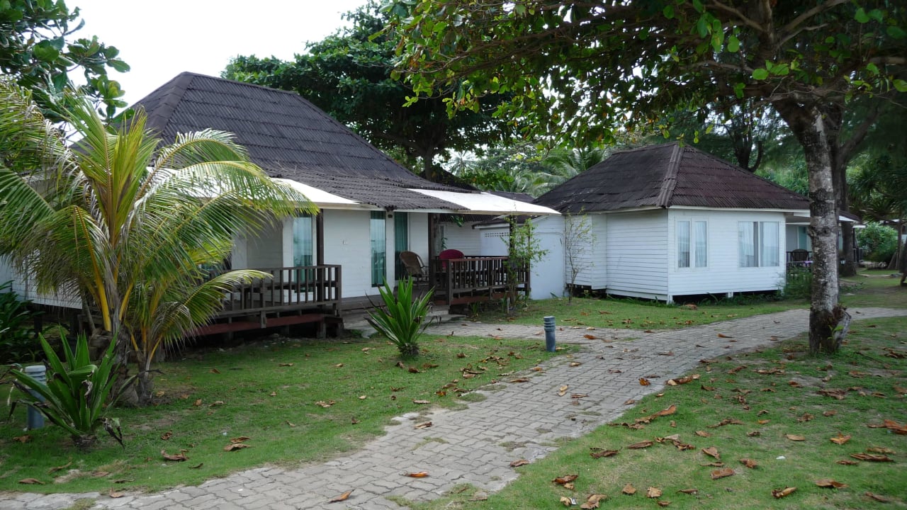 Die Bungalows weiter hinten Hotel Nakara Long Beach Resort