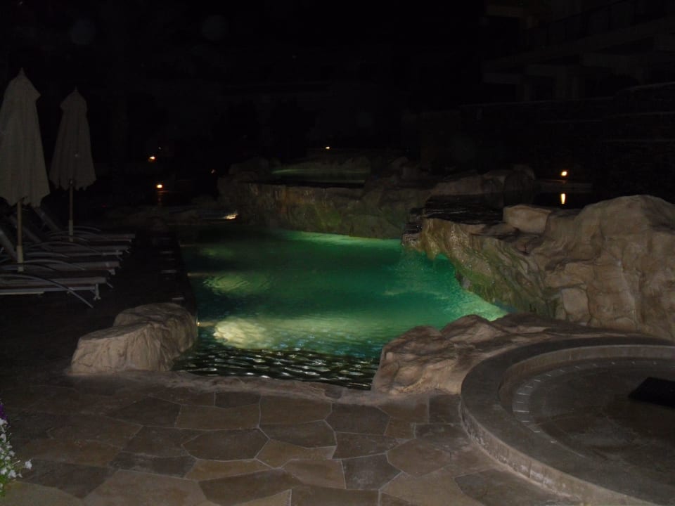 Einer der Pools zwischen den Gebäuden Hotel Xperience Sea Breeze Resort