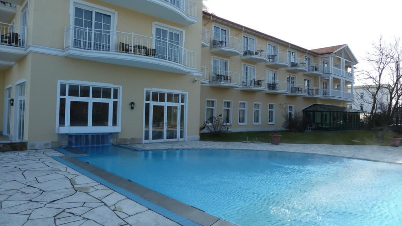 Rückseite vom Pool aus A-ROSA Ostseehotel Kühlungsborn