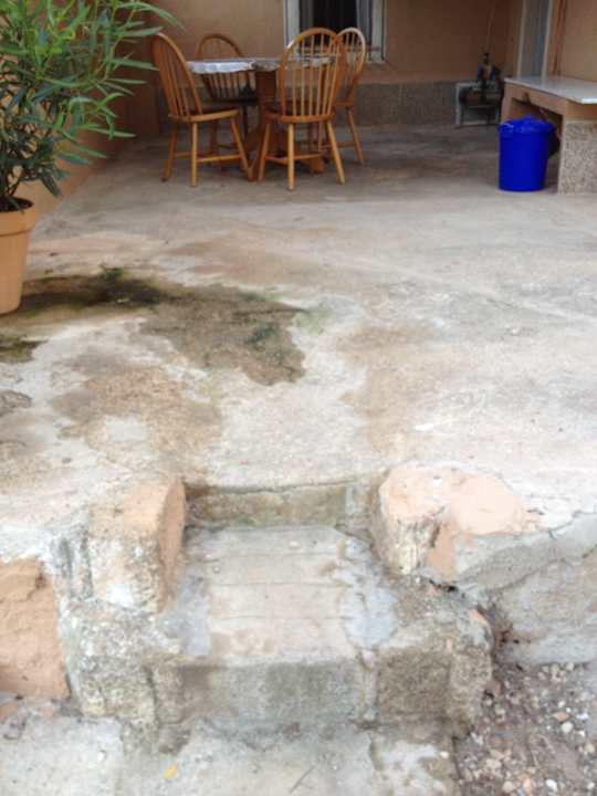 Steiniger verschmutzter Boden Finca Kalotta