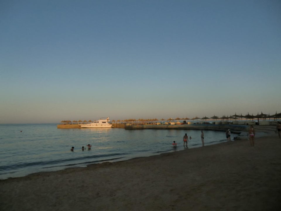 Unser Strand! Rechts der Steg! Beach Albatros Resort