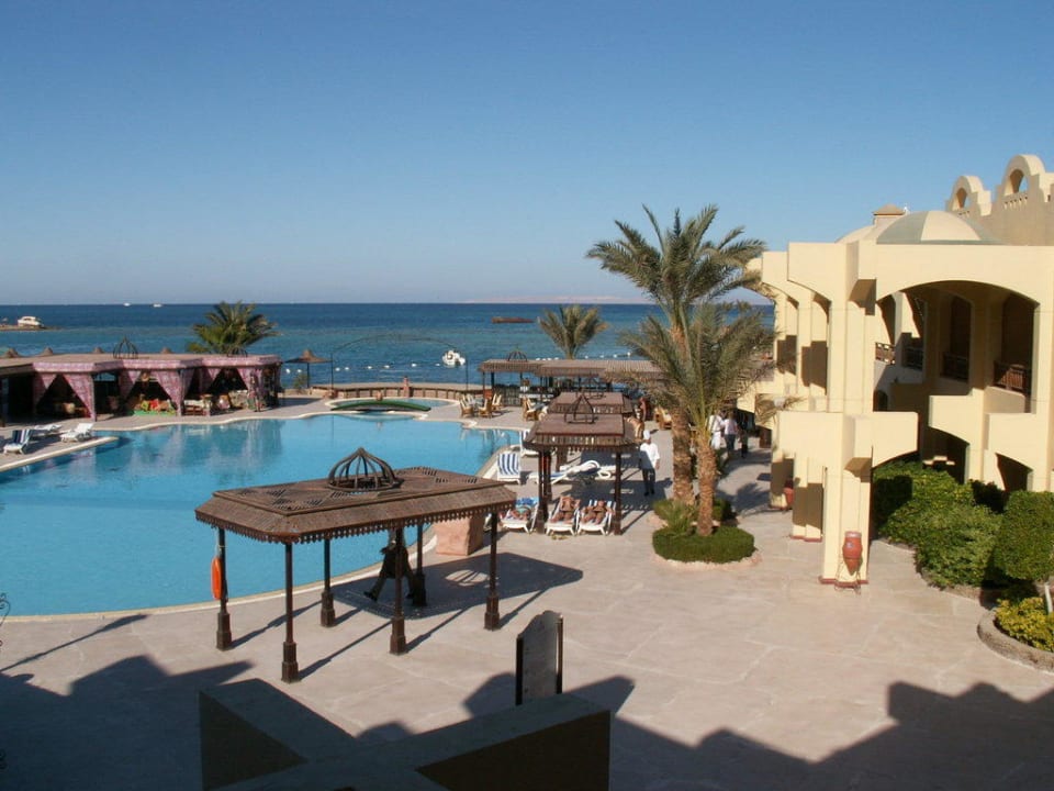 Blick vom Restaurant zur Poolanlage Sunny Days Palma De Mirette Resort & Spa