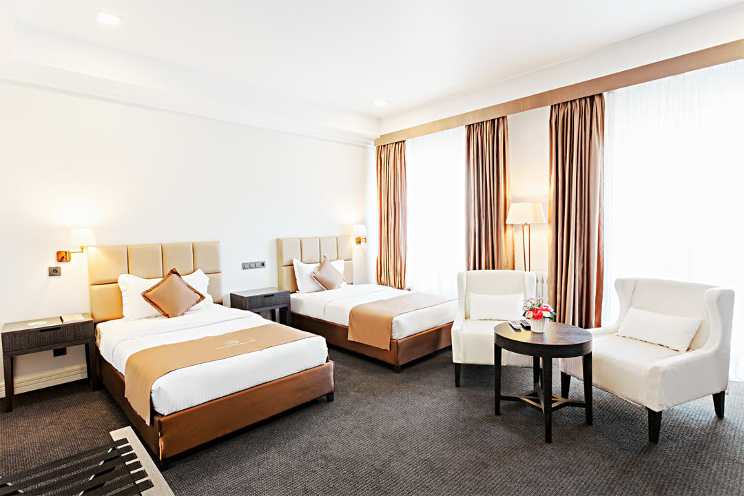 Zimmer Ambassador Hotel