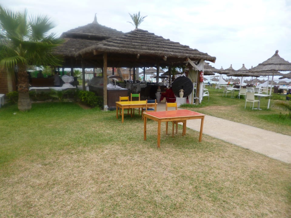 Kindertische zum Mittag voll in der Sonne Nozha Beach Resort & Spa
