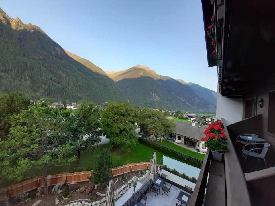 Ausblick Hotel Johanna mitten im Ötztal