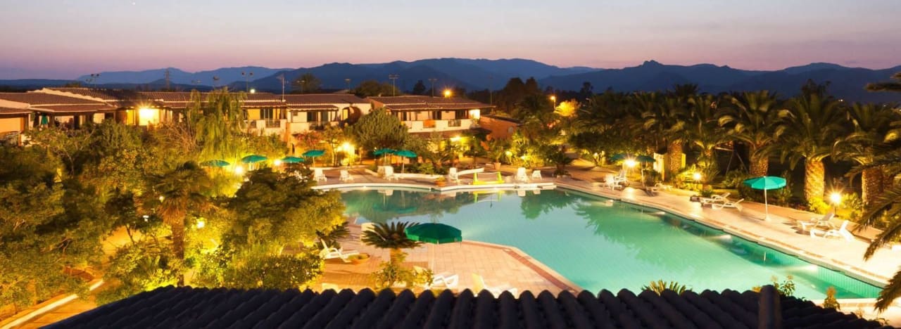 Piscina di notte Nicolaus Club Quattro Lune Resort