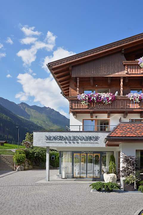Außenansicht Vitalpina Hotel Magdalenahof