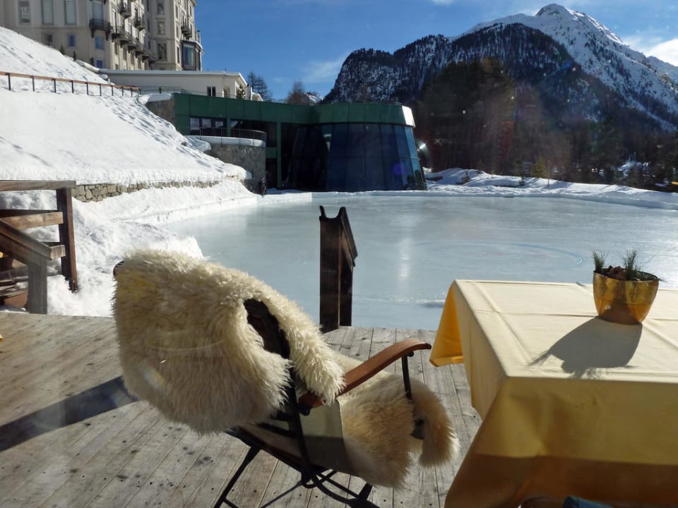 Blick vom Pavillon zur Wellnessanlage Grand Hotel Kronenhof Pontresina