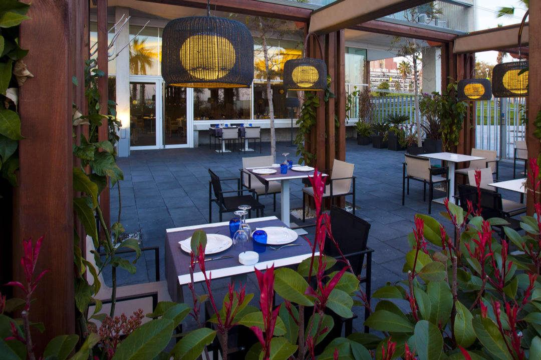 Terraza restaurante Hotel Atenea Port