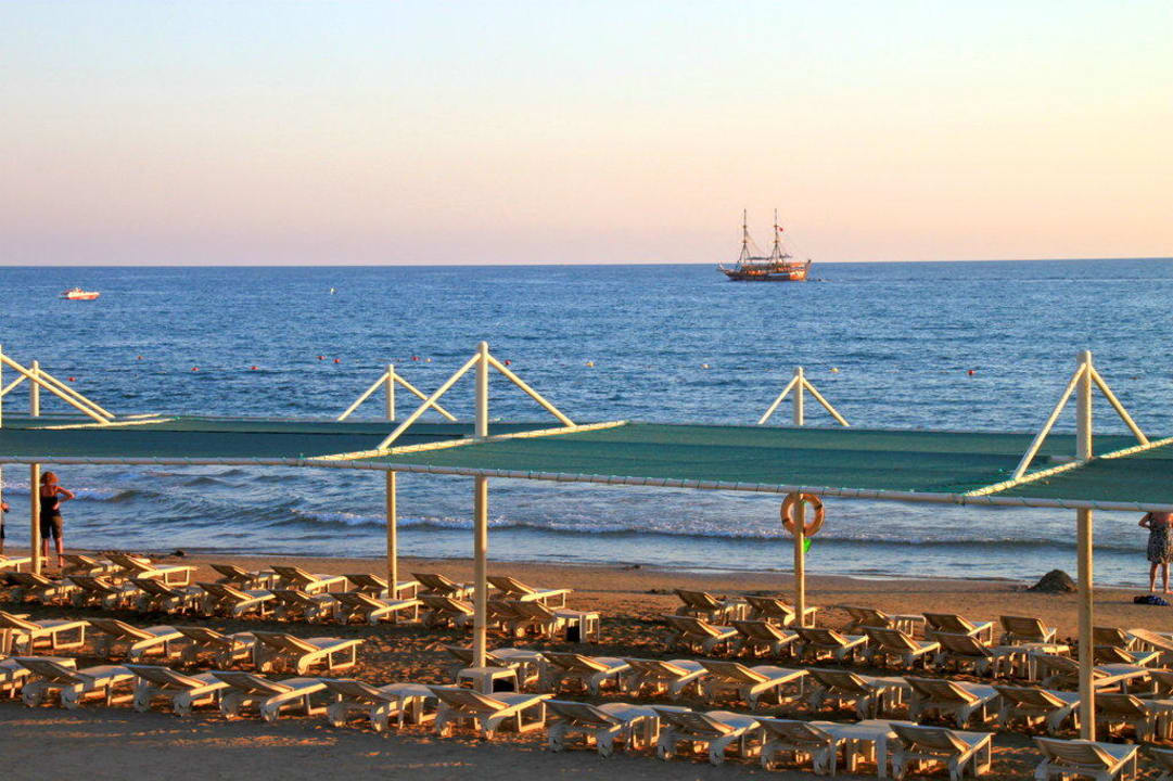 Strand im Sonnenuntergang Melas Holiday Village