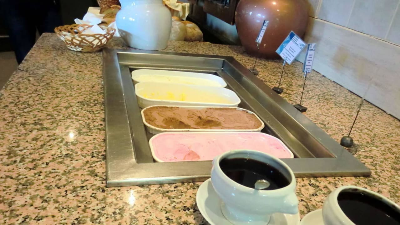 Jeden Abend  zum Abschluß - lecker Eis PortoBay Falésia