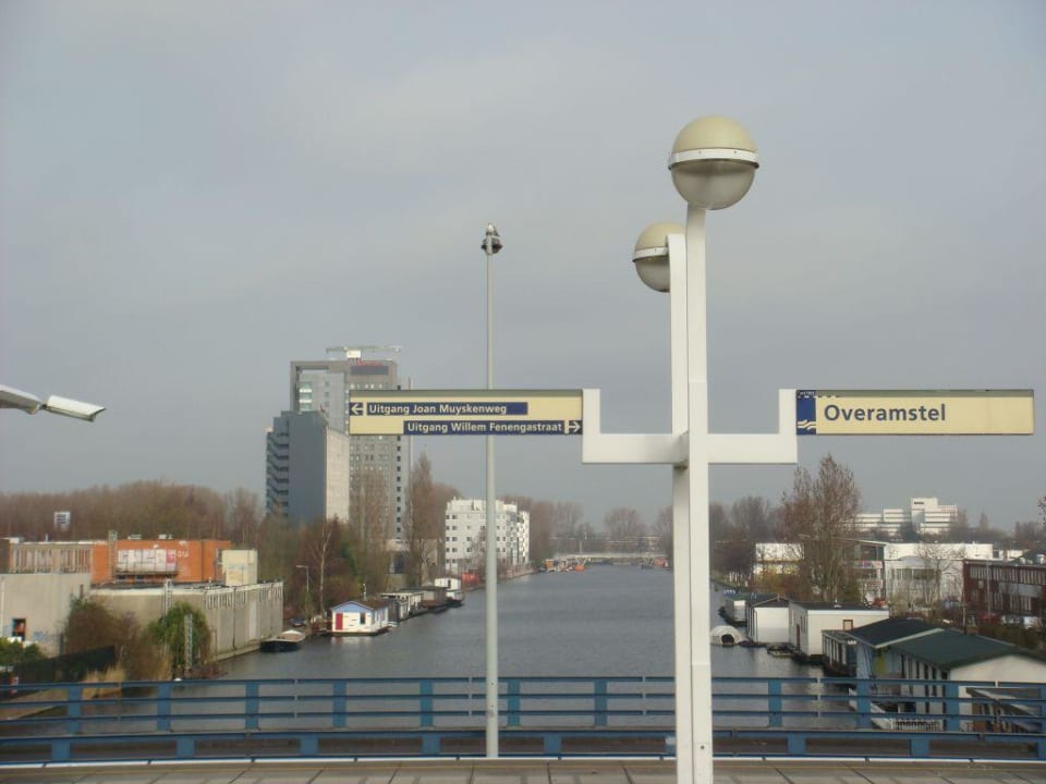 Blick von der Metro zum Hotel Mercure Hotel Amsterdam City