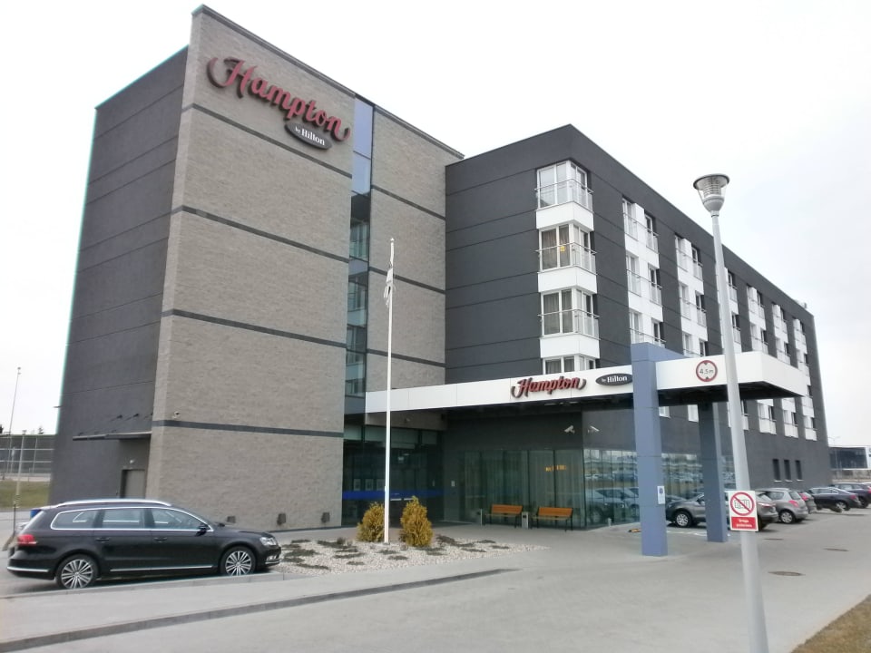 Das Hotel mit Eingang Hampton By Hilton Gdańsk Airport