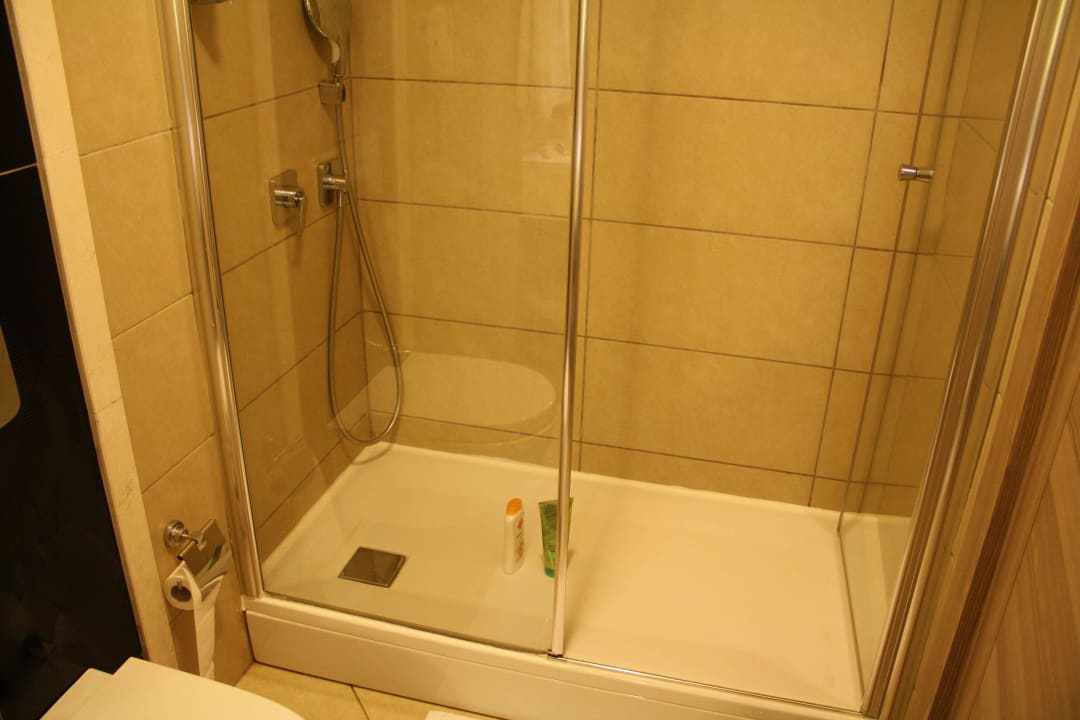 Diese Dusche auch in 2 Bett-Zimmern Insula Resort & Spa