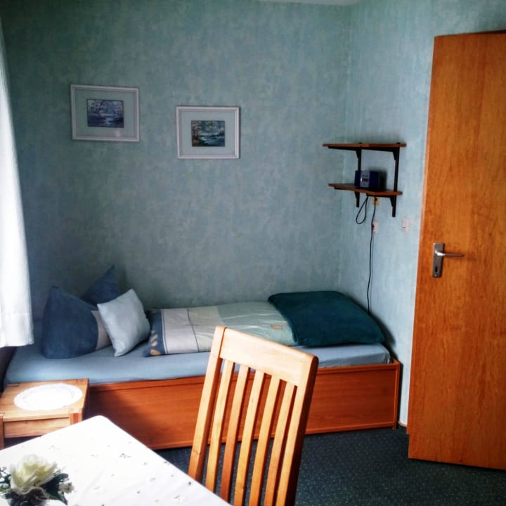 Schreibtisch und Bett Gästehaus & Kurheim Giese