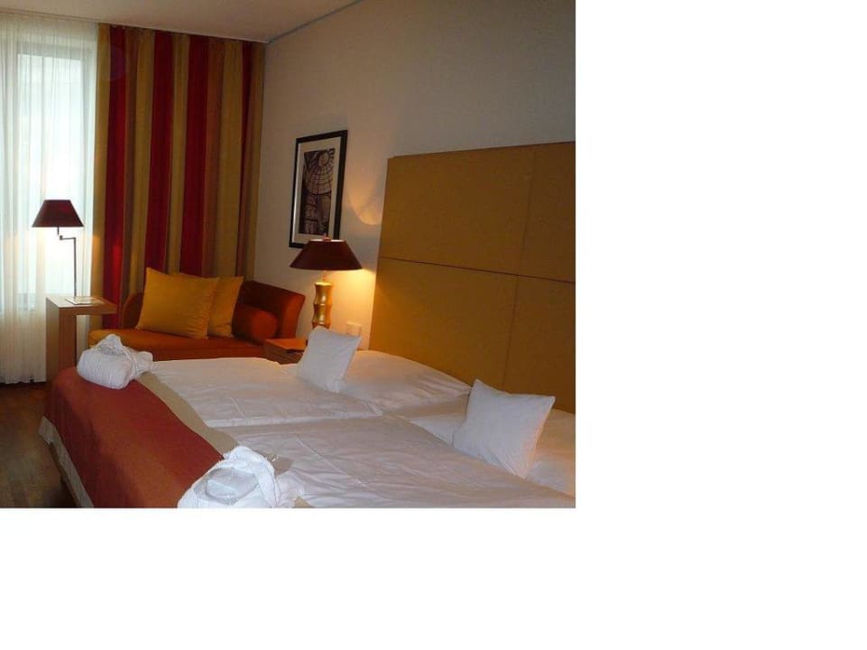 Bett und Sitzecke - Executive Zimmer AMERON Köln Hotel Regent