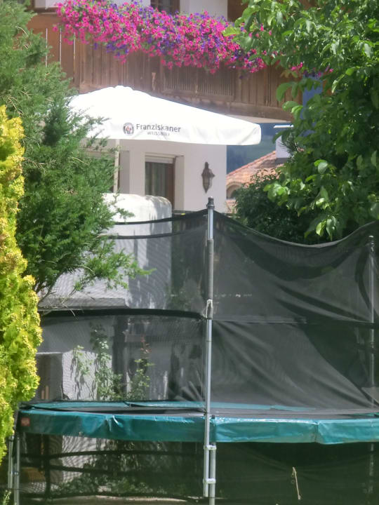Trampolin im Garten Fürstenhof Pension