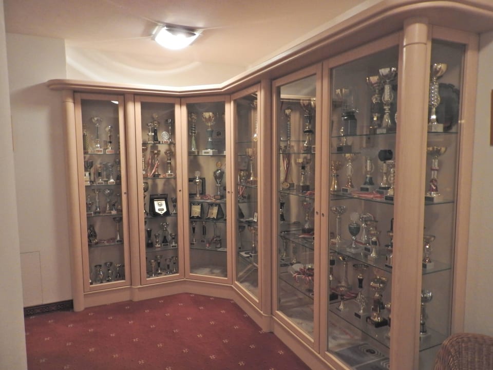 Pokalschrank im Hotelgang Hotel Garni Strasser