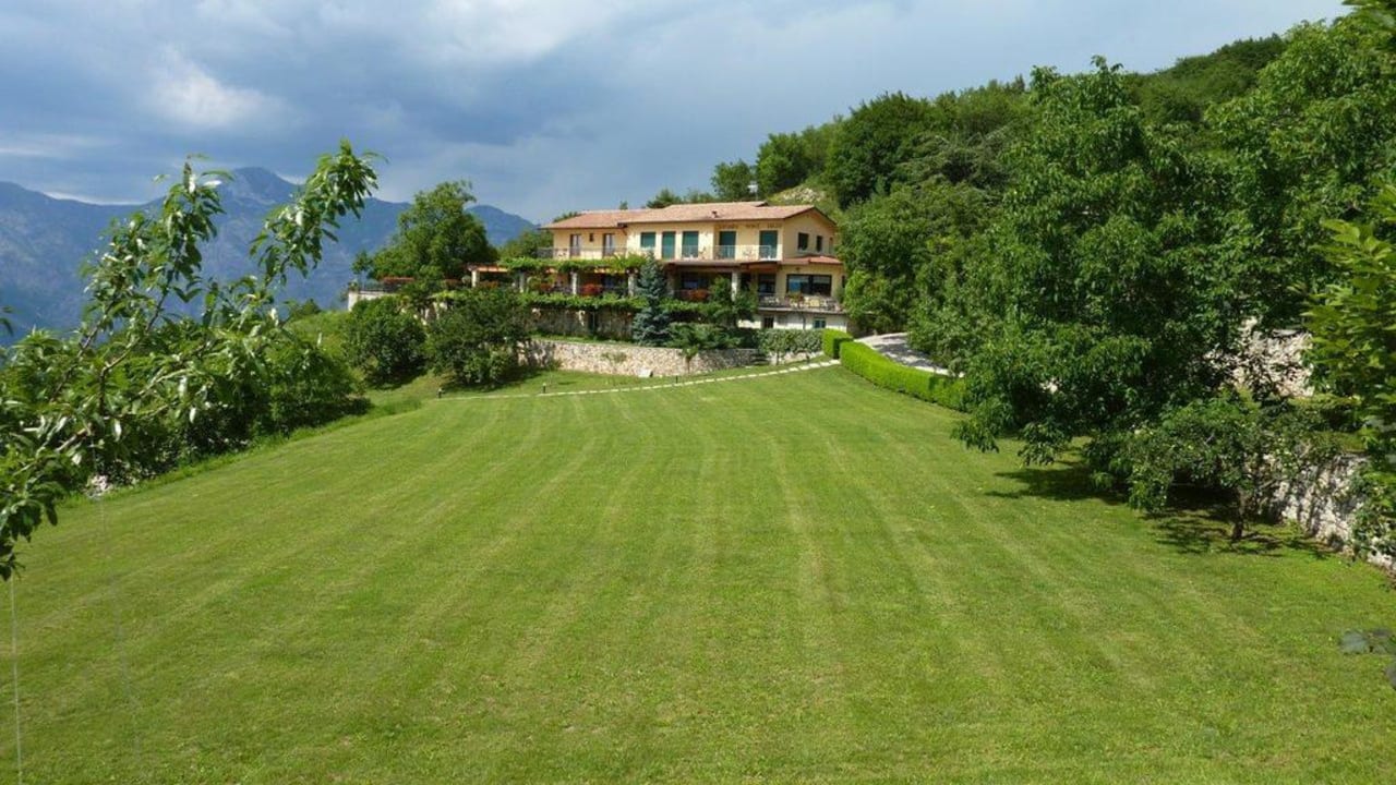 Gepflegter Garten Hotel Locanda Monte Baldo