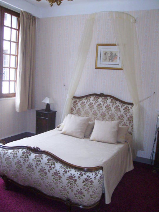 Une chambre double, une décoration et un style pou Hotel Château de Fontager