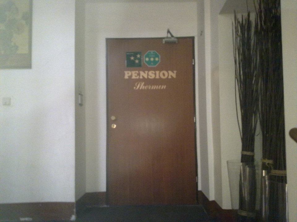 Вход в подъезде в отель Apartments Shermin