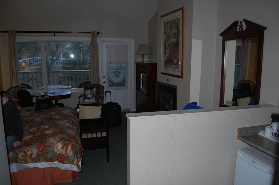 Küchenecke und Bett Hotel Inn at the Falls