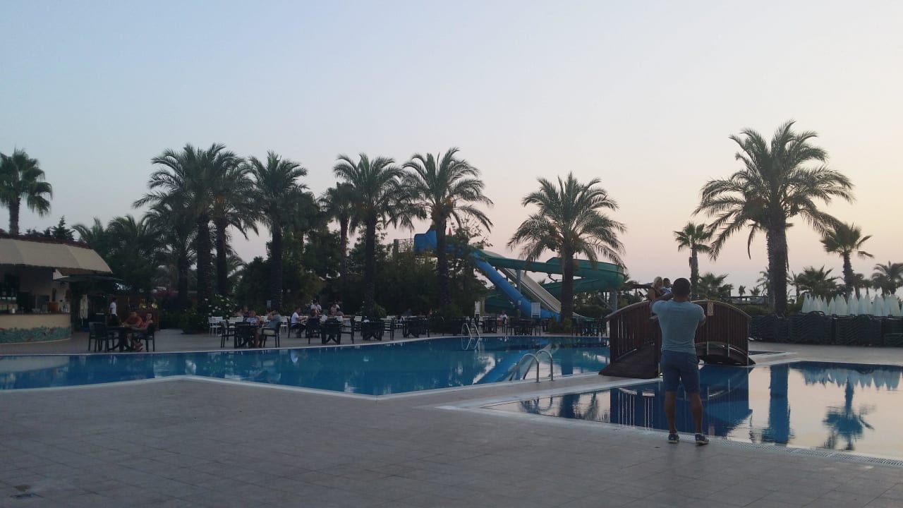Pool am Abend Aydinbey Famous Resort