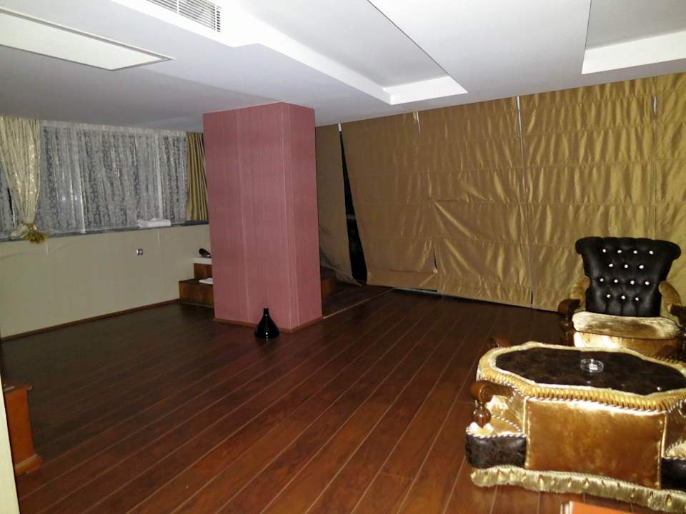 Aufenthalt und Schlafbereich Hotel Golden Palas