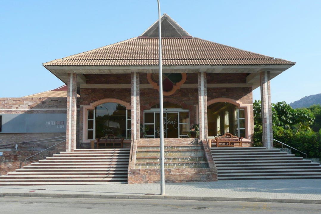 Eingang des Hotels VIVA Cala Mesquida Suites & Spa 16+