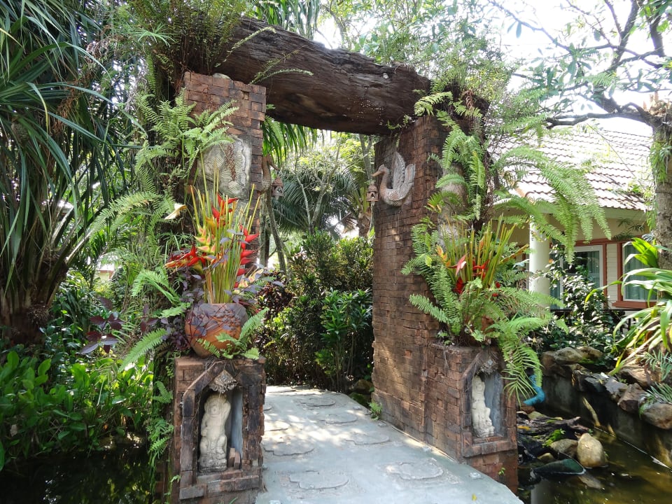 Eingang in die Gartenanlage Koh Chang Paradise Resort & Spa