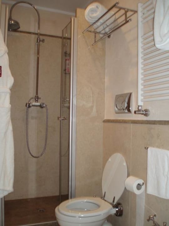 Badezimmer mit Dusche Donna Camilla Savelli