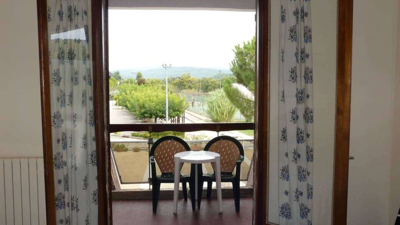 Blick zum Hof Hotel Castel Luberon