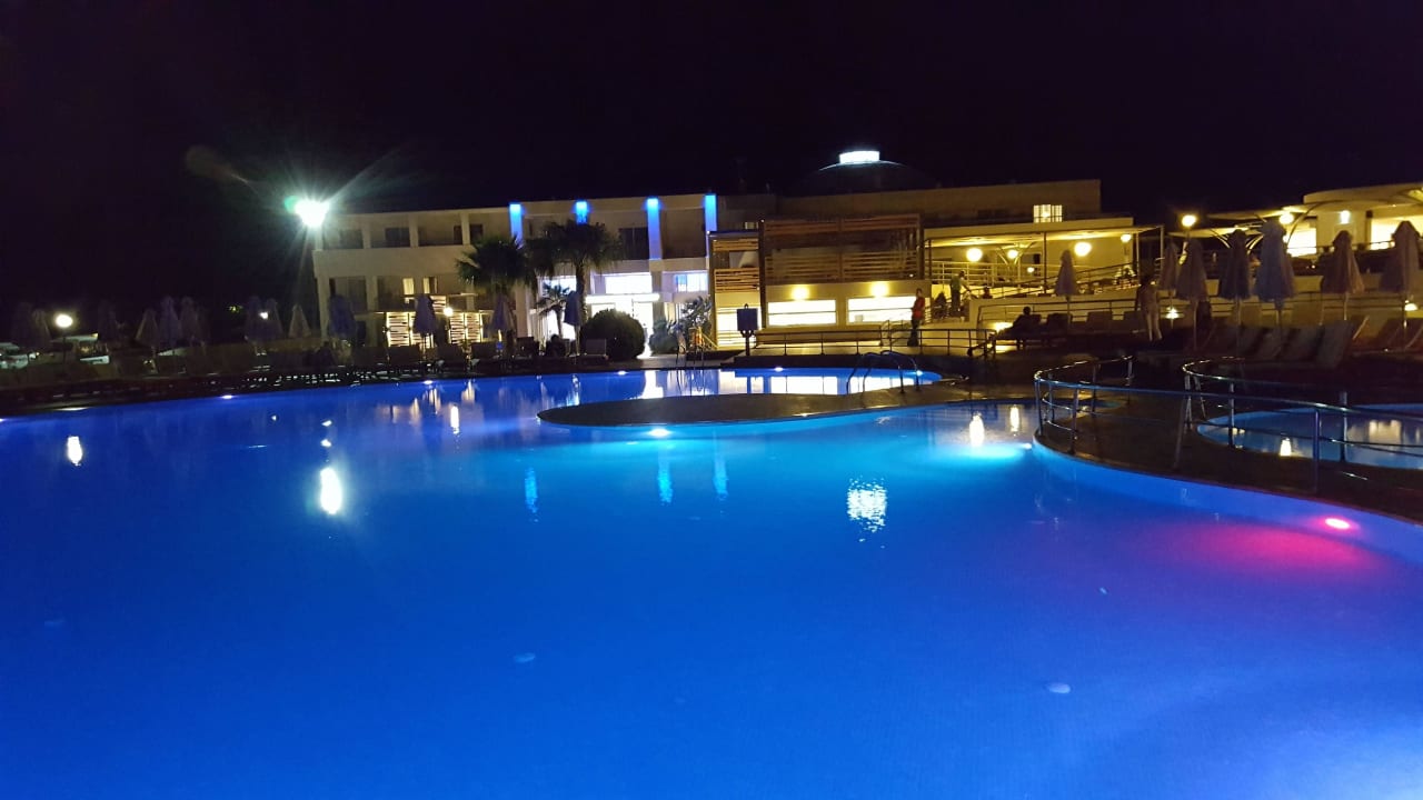Hauptpool am Abend HARPIN Georgioupolis Resort Aquapark & SPA