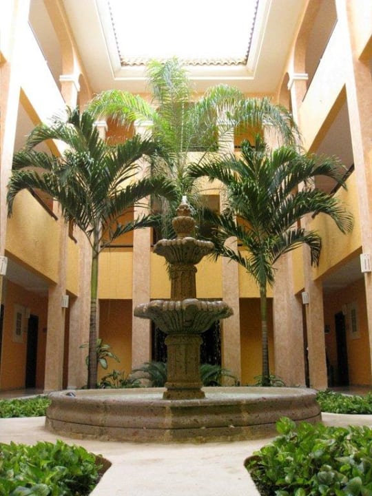 Innenhof der Wohnhäuser Grand Palladium Select White Sand Resort & Spa