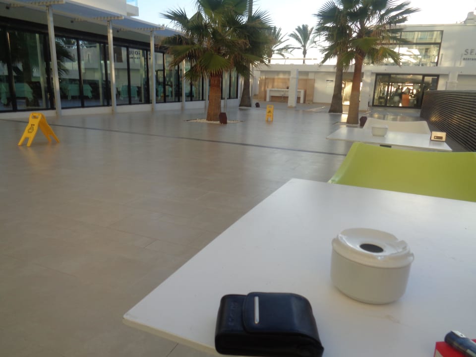 Auf der Terrasse am Pool Iberostar Waves Bahia de Palma