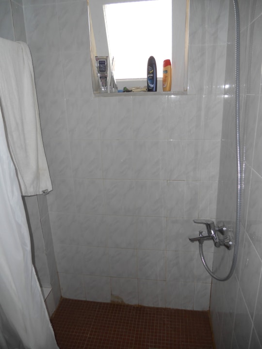 Dusche im Nebengebäude Corissia Beach Hotel