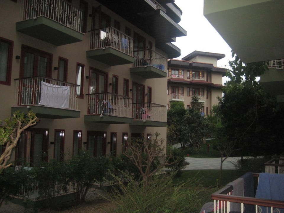 Rasenplatz zwischen den Hotelgebäuden Club Grand Side