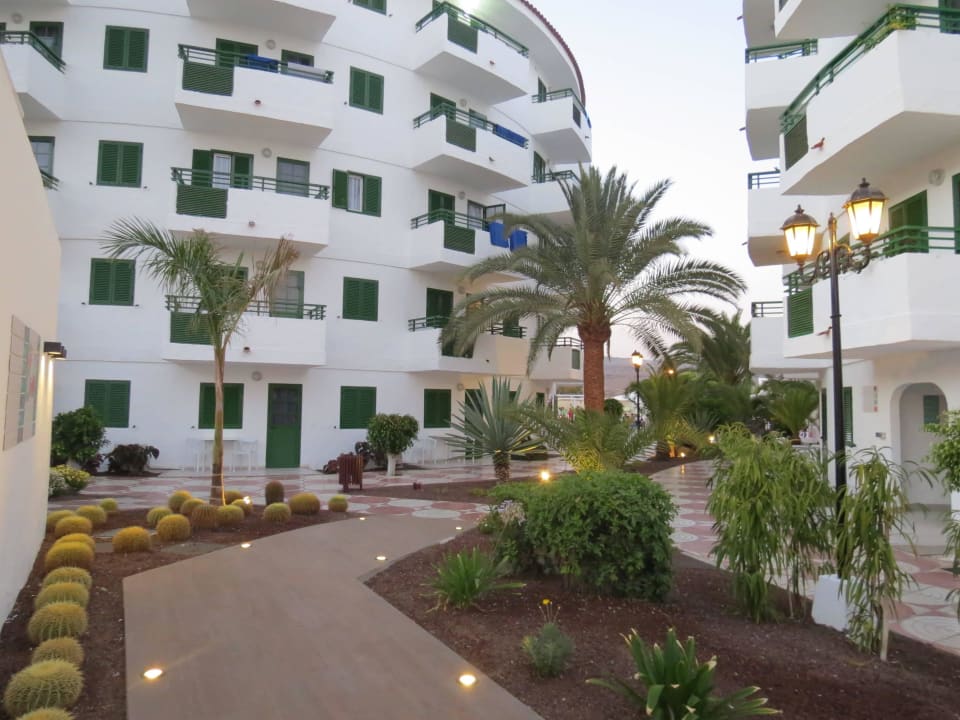 Weg von der Lobby in die Anlage Servatur Playa Bonita