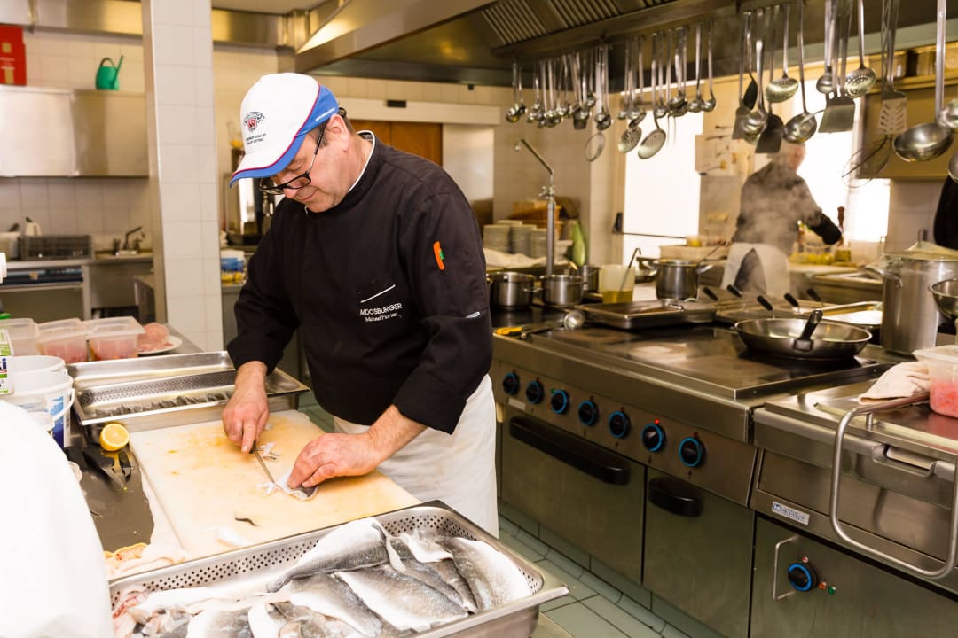 Chefkoch Florian in der Küche Berghotel Ratschings