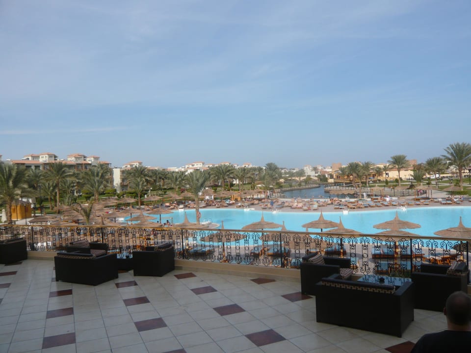 Blick vom Haupthaus über die Garten- & Poolanlage Pickalbatros Dana Beach Resort - Hurghada
