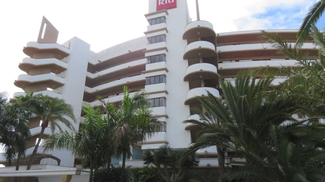 Riu Palmeras von der Straße betrachtet  Hotel Riu Palace Palmeras