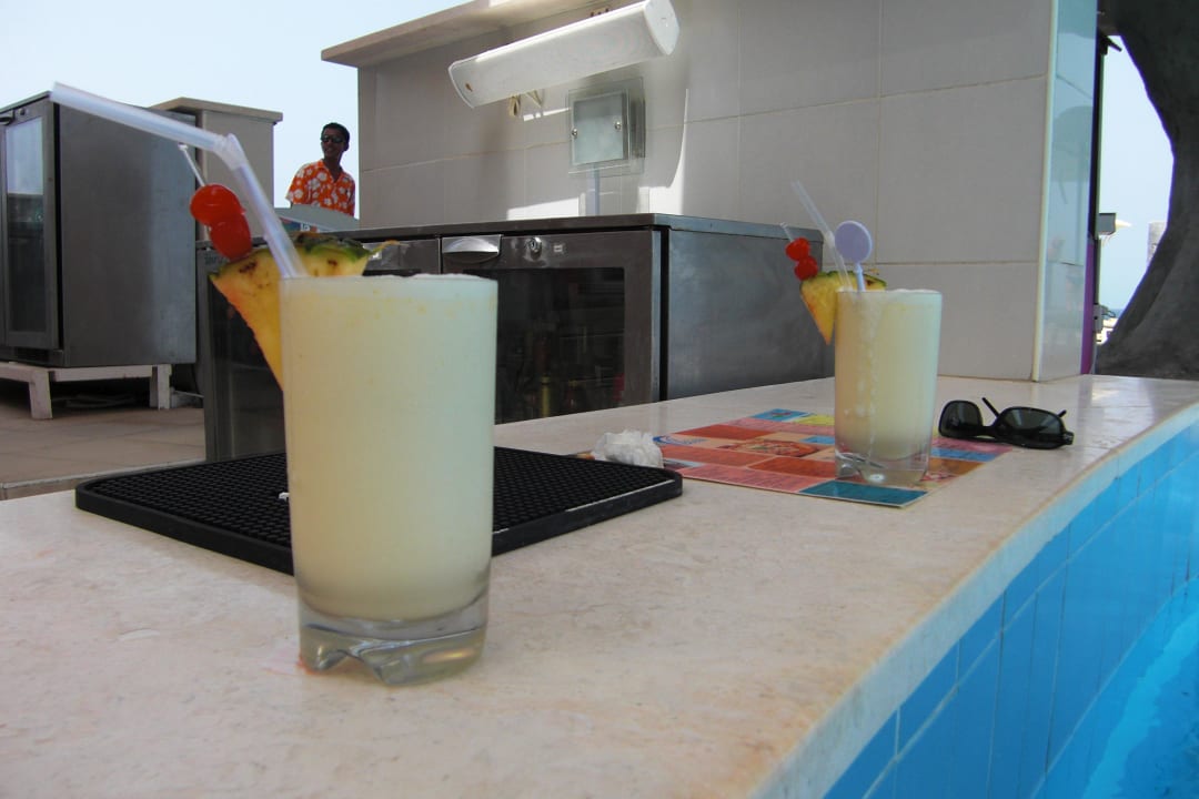 Cocktail an der Poolbar Radisson Blu Resort Fujairah